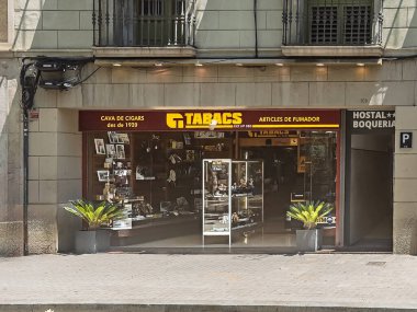 Barselona, İspanya - 11 Temmuz 2024 Las Ramblas manzarası. La Rambla de Sant Josep 'teki Cave de Cigars, puro dükkanı ve tüttürme ürünleri