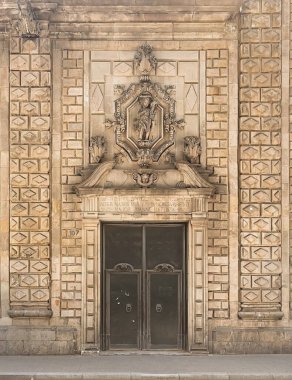 Barselona, İspanya - 11 Temmuz 2024 Las Ramblas manzarası. Aziz Vaftizci Yahya heykelinin heykeliyle Palau Moja anıtsal girişi. Tarihi binada Katalonya hükümet departmanları