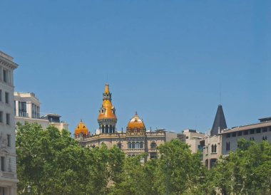 Barselona, İspanya - 11 Temmuz 2024: Pg de Gracia 'daki Placa de Catalunya' da kuleleri bulunan tarihi bina. 