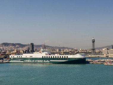 Barselona, İspanya - 11 Temmuz 2024: Grimaldi Hibrit feribot limana yanaştı