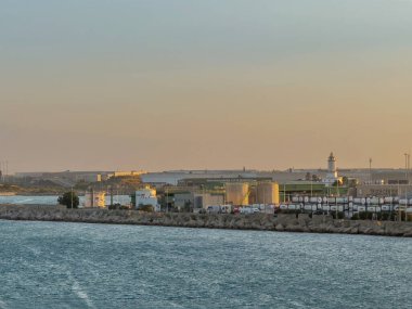 Barselona, İspanya - 11 Temmuz 2024: TMA Atık Yönetimi, gün batımında limanda operasyonlar