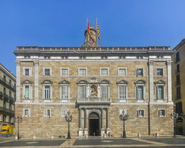Barcelona, İspanya - 11 Temmuz 2024: Barri Gotic, Palau de la Generalitat de Catalunya veya Katalonya Hükümeti Sarayı Sant Jaume Meydanı, plaka, mavi gökyüzü altında. Bayraklar