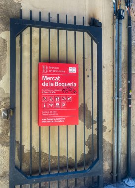 Barselona, İspanya - 11 Temmuz 2024: Mercat de la Boqueria tabelası, kapsayan pazar yeri. 