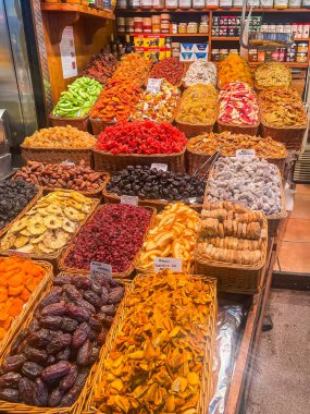 Barselona, İspanya - 11 Temmuz 2024: Mercat de la Boqueria, pazarı kapsıyordu. Kurutulmuş meyve sepetleri hazır, sergileniyor.