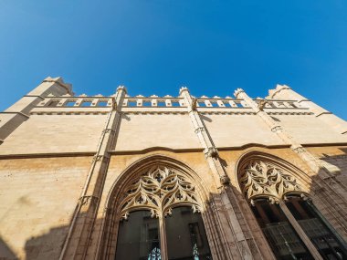 Palma de Mallorca, İspanya - 12 Temmuz 2024: Carrer de la Llotja 'daki pencere / girişi üzerinde heykel