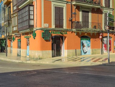 Palma de Mallorca, İspanya - 12 Temmuz 2024: Eczane, Farmacia Placa de la Reine Meydanı, apartman dairesinin altı