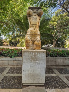 Palma de Mallorca, İspanya - 12 Temmuz 2024: Josep Maria Subirachs tarafından yapılan Jonica heykeli kadın vücudunun başsız ve bacaksız orta kesimini gösteriyor