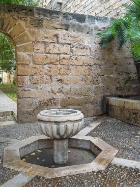 Palma de Mallorca, İspanya - 12 Temmuz 2024: Sarayın surlarına karşı inşa edilen Kralın Bahçesi 'nde çalışmayan küçük çeşme