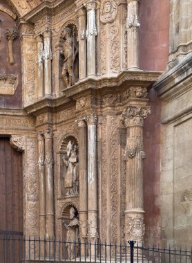 Palma de Mallorca, İspanya - 12 Temmuz 2024: Katedral, Santa Maria de Mallorca. Ana girişteki sağ taraftaki heykeller, Aziz Augustinus ve Ambrosius 'un üzerindeki Vaftizci Yahya.