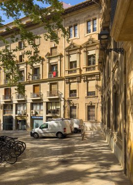 Palma de Mallorca, İspanya - 12 Temmuz 2024: Santa Eulalia Meydanı, Placa 'da Urbia servis araçları. Apartman binalarının sarı cepheleri