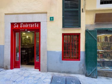Palma de Mallorca, İspanya - 12 Temmuz 2024: Carrer del Sant Crist 'te Sa Bodegueta restoran girişi, sokak