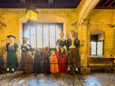 Palma de Mallorca, İspanya - 12 Temmuz 2024: Ayuntamiento 'nun içinde, Placa de Cort AKA Palma Meydanı' ndaki Şehir Konseyi tarihi binası. Şehir şenliklerinde kullanılacak kuklalar üzerinde yetişkinler ve çocuklar için kostümler.. 