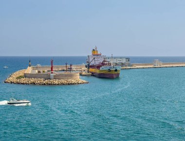 Palma de Mallorca, İspanya - 12 Temmuz 2024: Tinerfe kimyasalları ve petrol tankeri limanda, Cemex terminali yakınlarda, motorlu yat giriyor