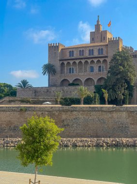 Palma de Mallorca, İspanya - 12 Temmuz 2024: La Almudaina Kraliyet Sarayı