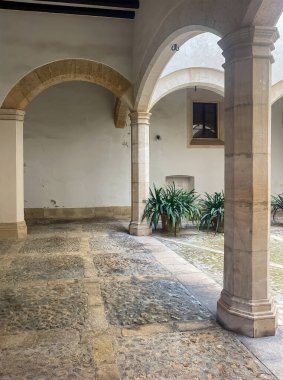 Palma de Mallorca, İspanya - 12 Temmuz 2024: Carrer de l 'Almudaina Avlusu, 