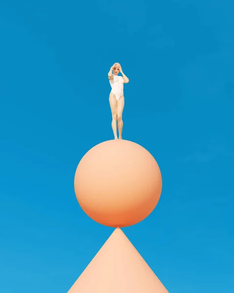 Mujer Equilibrio Esfera Cono Equilibrio Cielo Azul Cálido Verano Sol — Foto de Stock