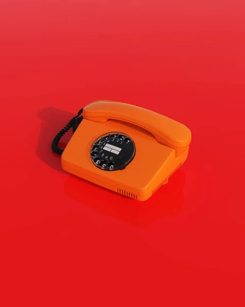 Oranje Vintage Telefoon Nostalgie 80S 90S Retro Kitsch Rode Achtergrond — Stockfoto