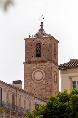 Malaga, İspanya - 26 Ekim 2022: Malaga, İspanya 'da Iglesia de Santiago Apostol Kulesi, 26 Ekim 2022