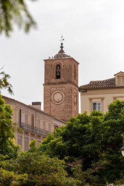 Malaga, İspanya - 26 Ekim 2022: Malaga, İspanya 'da Iglesia de Santiago Apostol Kulesi, 26 Ekim 2022