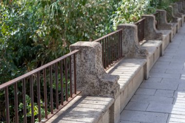 Cordoba, İspanya - 27 Ekim 2022: Cordoba, İspanya Guadalquivir nehrindeki sıralar 27 Ekim 2022