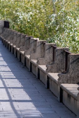 Cordoba, İspanya - 27 Ekim 2022: Cordoba, İspanya Guadalquivir nehrindeki sıralar 27 Ekim 2022