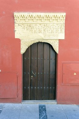 Cordoba, İspanya - 27 Ekim 2022: Cordoba, İspanya 'daki eski kapı 27 Ekim 2022