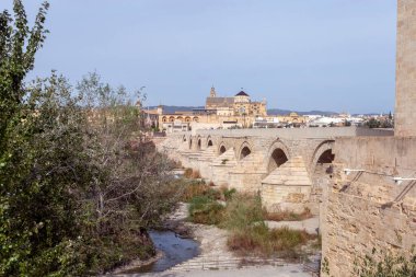 Cordoba, İspanya - 27 Ekim 2022: Cordoba, İspanya Roma Köprüsü 27 Ekim 2022