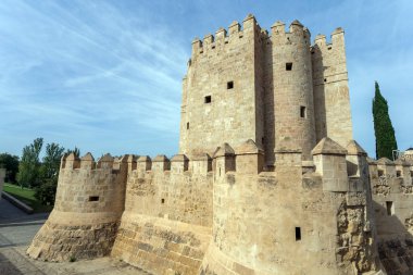 Cordoba, İspanya - 27 Ekim 2022: Cordoba, İspanya 'daki Calahorra Kulesi 27 Ekim 2022