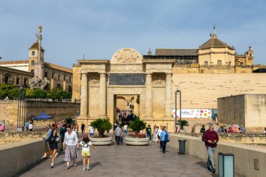 Cordoba, İspanya - 27 Ekim 2022: Cordoba, İspanya Puerta del Puente, 27 Ekim 2022