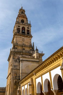 Cordoba, İspanya - 27 Ekim 2022: Puerta del Perdon, Cordoba Katedrali, İspanya 27 Ekim 2022