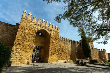 Cordoba, İspanya - 27 Ekim 2022: Barberia peluqueria puerta de Almodovar, 14. yüzyıldan kalma ortaçağ şehir kapısı, 27 Ekim 2022