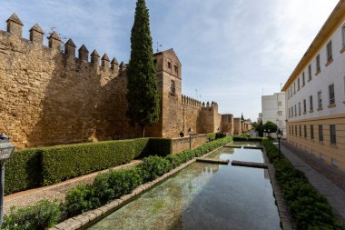 Cordoba, İspanya - 27 Ekim 2022: Barberia peluqueria puerta de Almodovar, 14. yüzyıldan kalma ortaçağ şehir kapısı, 27 Ekim 2022