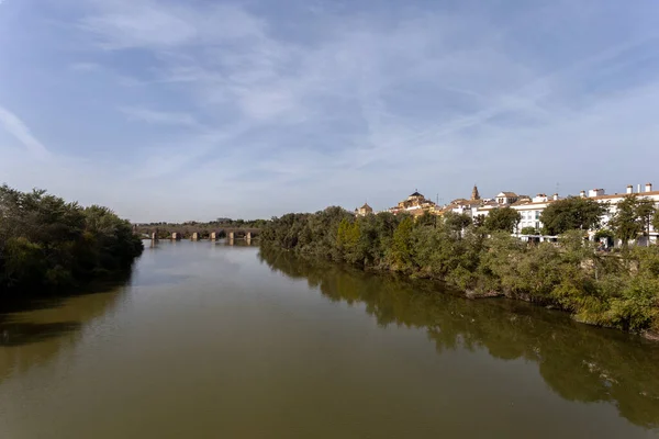 Cordoba Španělsko Října 2022 Řeka Guadalquivir Římský Most Cordobě Španělsko — Stock fotografie