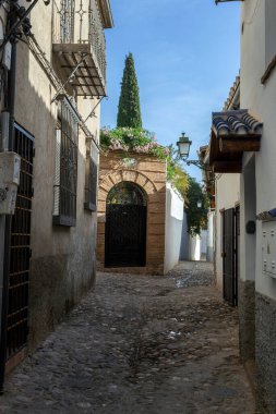 Granada, İspanya - 28 Ekim 2022: Dar Sokak, Granada, İspanya 28 Ekim 2022