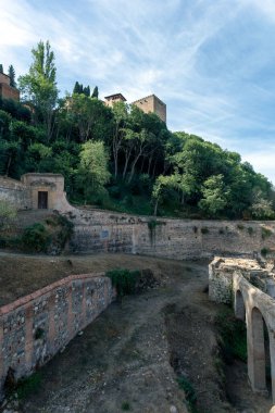 Granada, İspanya - 28 Ekim 2022: Granada, İspanya 'da Alhambra Duvarları 28 Ekim 2022