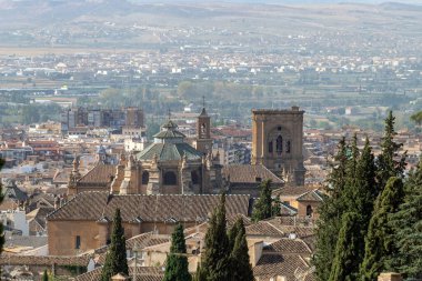 Granada, İspanya - 28 Ekim 2022: Granada ve San Nicolas manzaralı katedrali 28 Ekim 2022