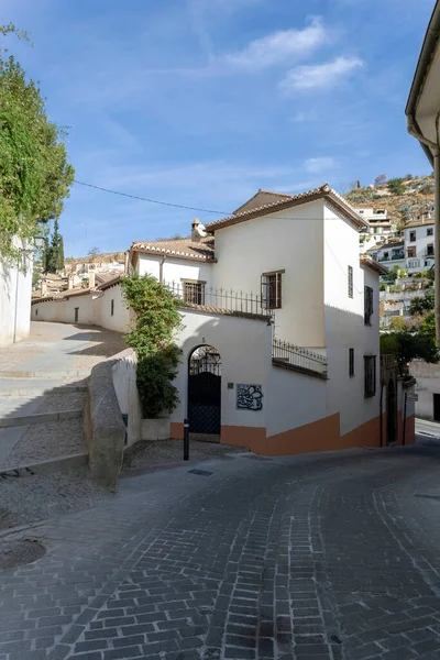スペイン グラナダ2022年10月28日スペイン グラナダの狭い通り2022年10月28日 — ストック写真