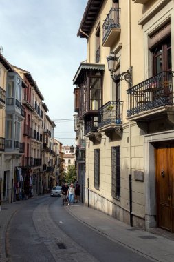Granada, İspanya - 28 Ekim 2022: Dar Sokak, Granada, İspanya 28 Ekim 2022