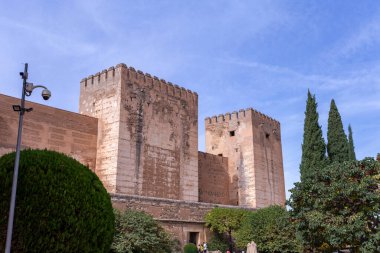 Granada, İspanya - 28 Ekim 2022: 28 Ekim 2022 'de Granada, Alhambra' daki alcazaba