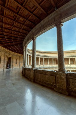 Granada, İspanya - 28 Ekim 2022: The Palace of Charles V. Granada, İspanya 'daki Alhambra Sarayı 28 Ekim 2022