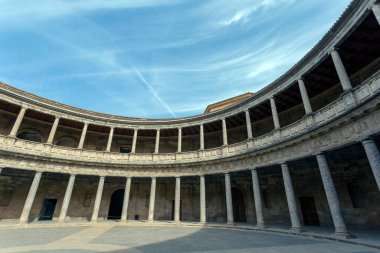 Granada, İspanya - 28 Ekim 2022: The Palace of Charles V. Granada, İspanya 'daki Alhambra Sarayı 28 Ekim 2022