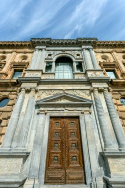 Granada, İspanya - 28 Ekim 2022: The Palace of Charles V. Granada, İspanya 'daki Alhambra Sarayı 28 Ekim 2022