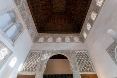 Granada, İspanya - 28 Ekim 2022: Granada 'daki Cuarto Real de Santo Domingo ana salonunun ahşap tavanı