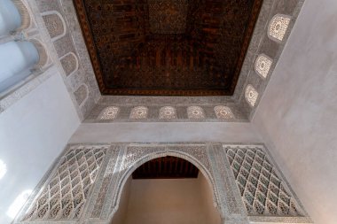 Granada, İspanya - 28 Ekim 2022: Granada 'daki Cuarto Real de Santo Domingo ana salonunun ahşap tavanı