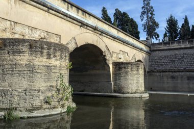 Granada, İspanya - 28 Ekim 2022: Puente Romano Granada 'nın Roma Köprüsü