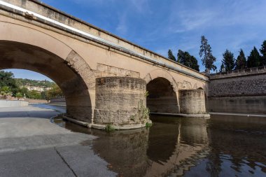 Granada, İspanya - 28 Ekim 2022: Puente Romano Granada 'nın Roma Köprüsü