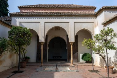 Malaga, İspanya - 29 Ekim 2022: Malaga Alcazaba 'daki Patio de los Naranjos