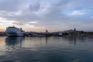 Malaga, İspanya - 29 Ekim 2022: Limandan Malaga manzarası.