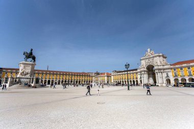 Lizbon, Portekiz - 04 03 2023: Praca do Comercio (Ticaret Meydanı) ve Rua Augusta Kemeri, Lizbon, Portekiz 'de yaz günü.