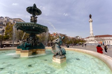 Lizbon, Portekiz - 04 03 2023: Rossio Meydanı Güney Çeşmesi Fonte Sul do Rossio, Lizbon, Portekiz